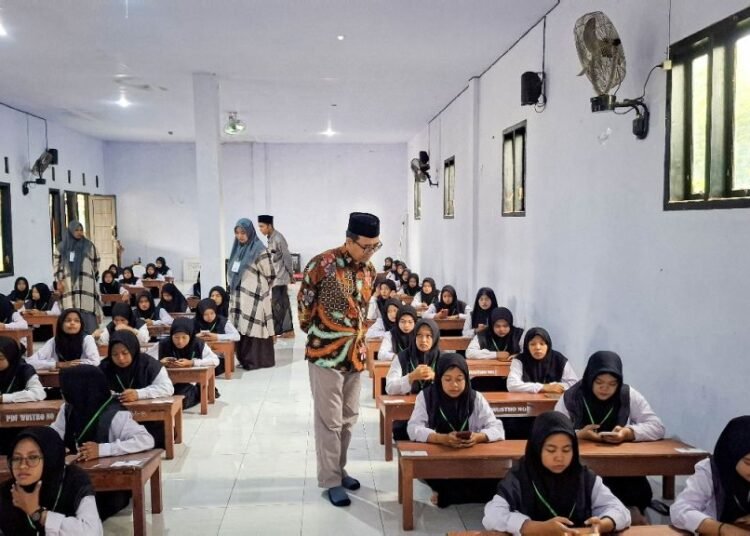 Kakanwil Jatim Turun Langsung Pantau Ujian Akhir Nasional Pendidikan Diniyah Formal
