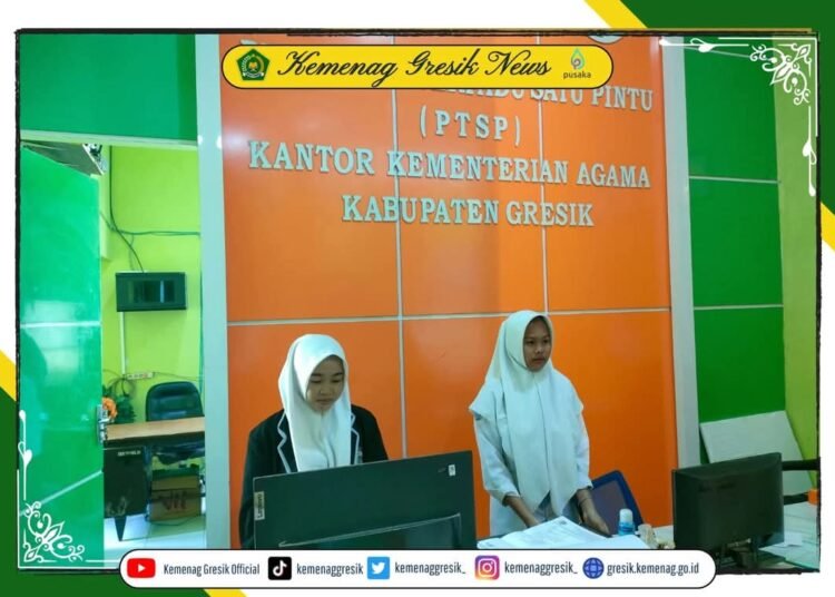 Terapkan Kebijakan Pemerintah, Kemenag Gresik Setiap Senin dan Jumat Berdiri Sempurna Menyanyikan Lagu Kebangsaan Indonesia Raya