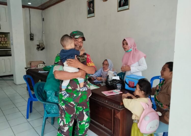 Peduli Kesehatan Ibu dan Anak, Babinsa Benjeng Aktif Dampingi Kegiatan Posyandu