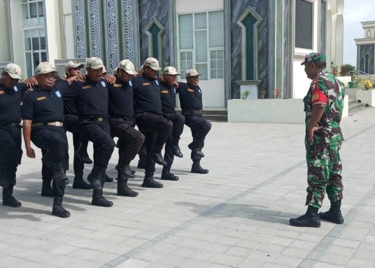 Babinsa Sidayu Penuh Semangat Gembleng Satpam Ponpes Alfurqon Pelatihan Baris Berbaris