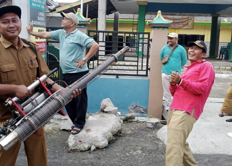 Antisipasi Penyebaran DBD, Pemdes Dampaan Cerme Penuh Semangat Gelar Fogging