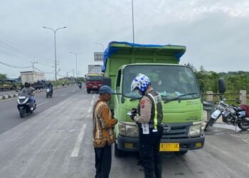 Kasat Lantas Polres Gresik Turun Langsung Tindak Tegas Sopir Truk Mokong Langgar Jam Operasional