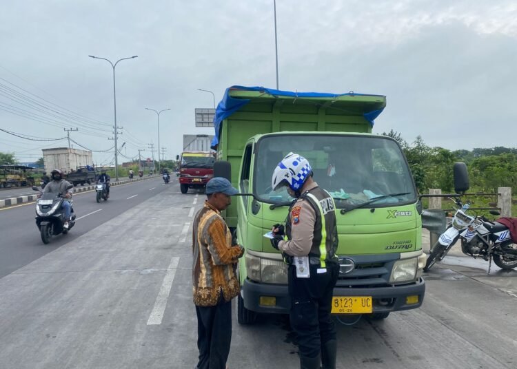 Kasat Lantas Polres Gresik Turun Langsung Tindak Tegas Sopir Truk Mokong Langgar Jam Operasional
