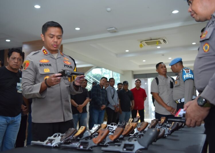 Kapolres Gresik Periksa Langsung Senjata Api Revolver dan Laras Panjang: Pastikan Penggunaan Sesuai Produser !!