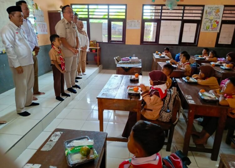 HUT Partai Gerindra ke-17, Ratusan Siswa di Gresik Nikmati Makan Bergizi Gratis