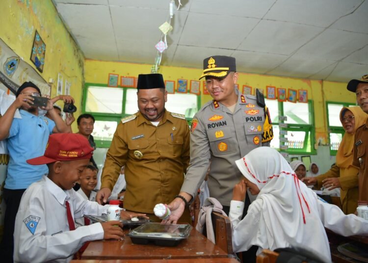 Duet Kapolres Milenial dan Bupati Gus Yani Bagikan Ratusan Paket Makanan Bergizi Gratis di UPT SDN 71 Gresik