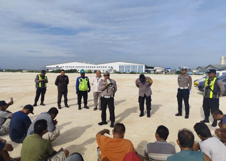 Kasat Lantas Polres Gresik Kumpulkan Pengemudi Truk PT. KAS Manyar: Keselamatan Berlalu Lintas Harus Jadi Prioritas Utama