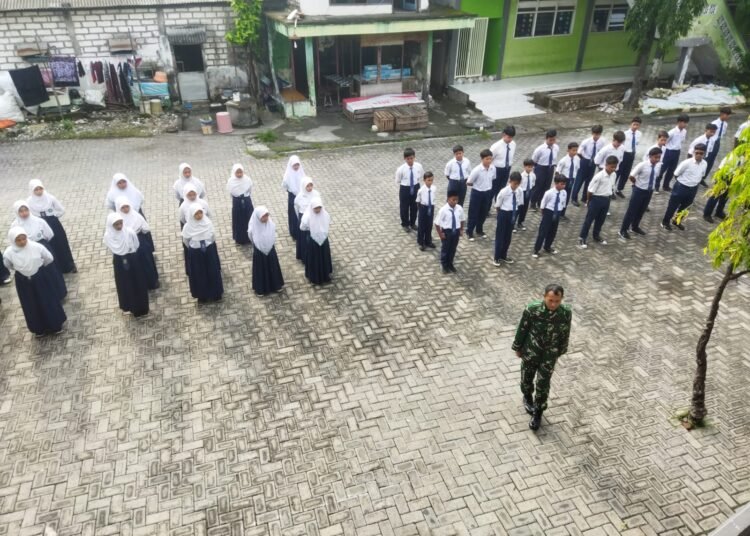 Tumbuhkan Kedisiplinan, Babinsa Manyar Gembleng Pelatihan PBB Siswa SMP Wali Songo