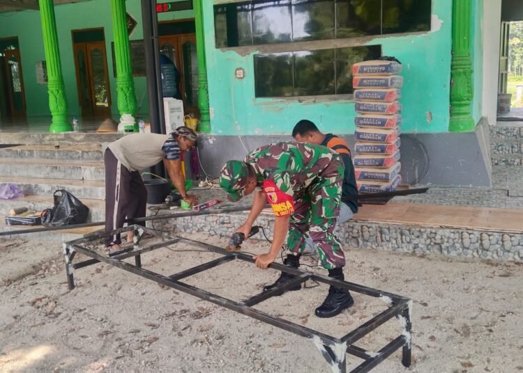 Tanggalkan Senjata, Babinsa pun Bisa Bikin Meja untuk Masjid Al-Fatah Karangcangkring Dukun
