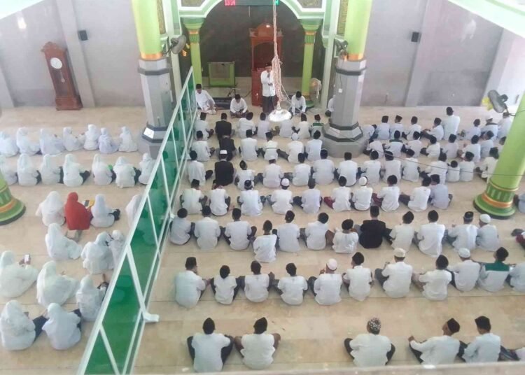 Jelang Ujian Akhir Sekolah, Ponpes Alkarimi Gresik Gelar Istighosah dan Doa Bersama