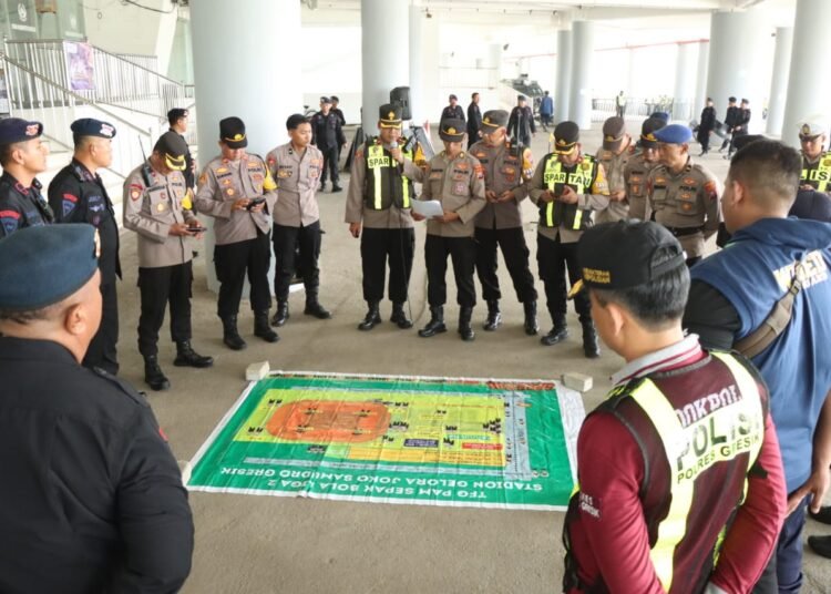 Disaksikan Ribuan Penonton, Polres Gresik Sukses Amankan Pertandingan Gresik United Vs Persewar Waropen