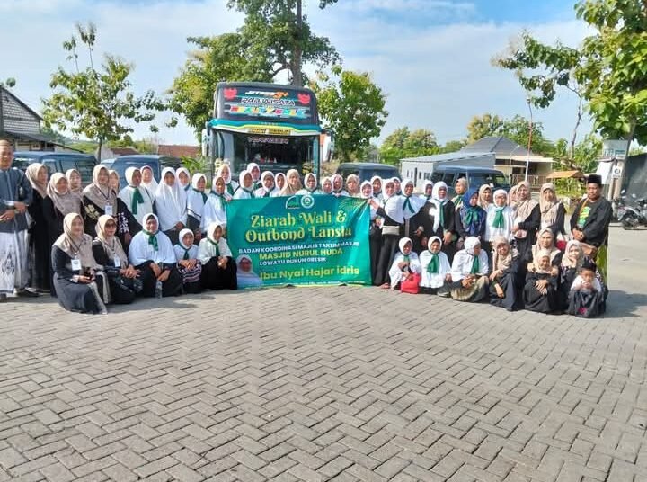 BKMM Nurul Huda Lowayu Gelar Ziarah Wali dan Outbound Lansia: “Wajah Boleh Keriput, Belajar Agama Tak Boleh Surut”