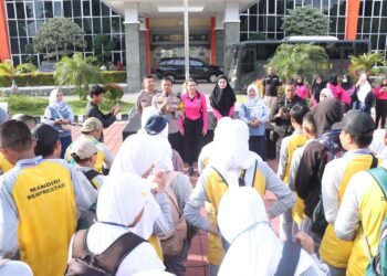 Riang Gembira !! Kapolres Gresik Berangkatkan Puluhan Siswa SLB Giat Outing Class ke Kebun Binatang Surabaya