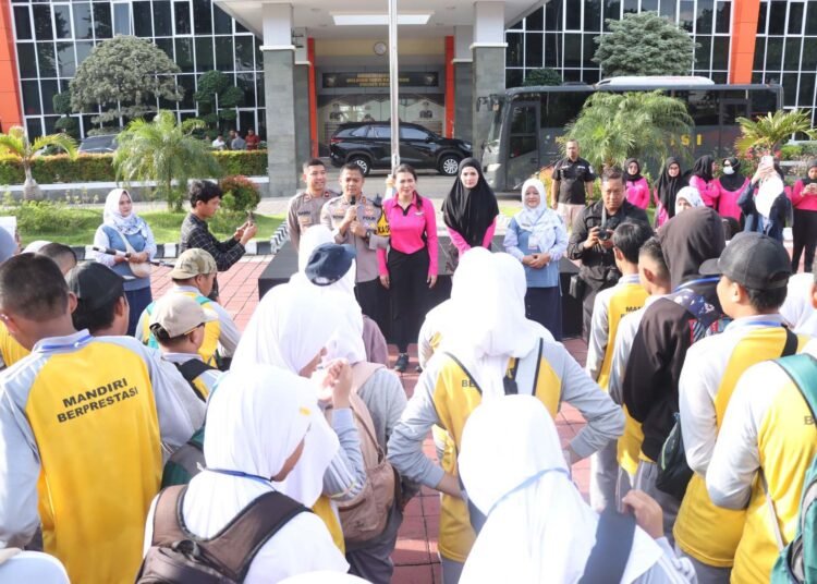 Riang Gembira !! Kapolres Gresik Berangkatkan Puluhan Siswa SLB Giat Outing Class ke Kebun Binatang Surabaya
