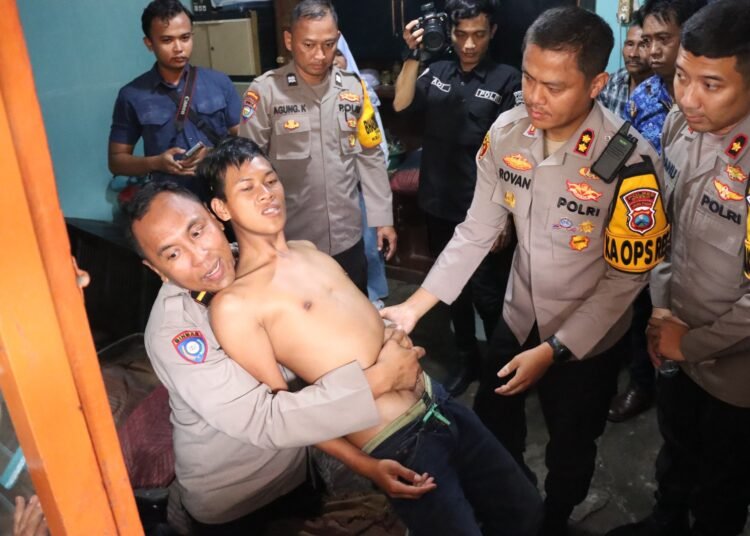 Penuh Haru !! Kapolres Gresik Bersama Purnomo Polisi  Belajar Baik Bantu Rehabilitasi Warga dengan Gangguan Jiwa