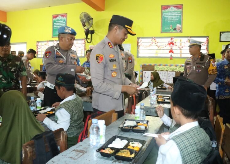 Kapolres Gresik Kembali Bagikan Makan Bergizi Gratis di MI Ma’arif NU Benjeng
