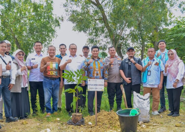 Selamatkan Kehidupan !! Ketua Dewan Milenial Bareng Pemkab Gresik, PWI dan Dunia Industri Gelar Penanaman Pohon