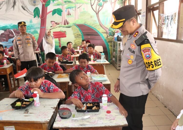 Kapolres Gresik Kembali Bagikan Makan Bergizi Gratis di UPT SD Negeri 51 Yosowilangun Manyar