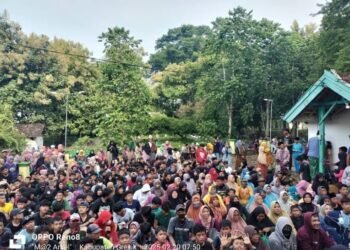 Seru !! Ratusan Warga Berebut Udik-udikan Uang Koin di Gelaran Sedekah Bumi Pemdes Tebuwung Dukun