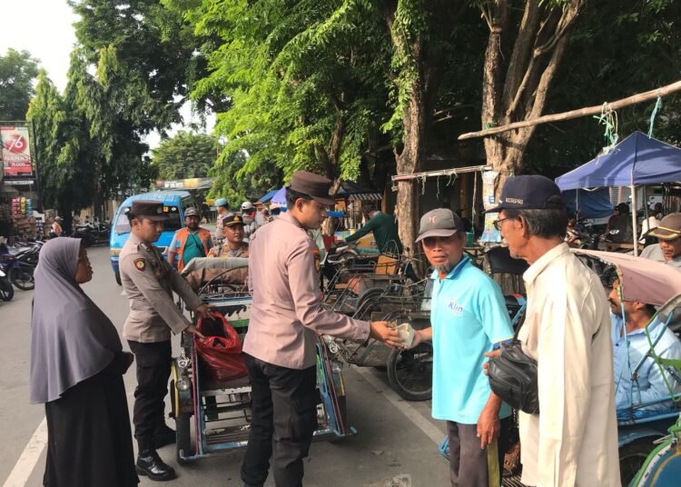 Jumat Berkah, Polsek Sidayu Polres Gresik Naik Becak Bagikan Nasi Bungkus Gratis