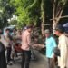 Jumat Berkah, Polsek Sidayu Polres Gresik Naik Becak Bagikan Nasi Bungkus Gratis