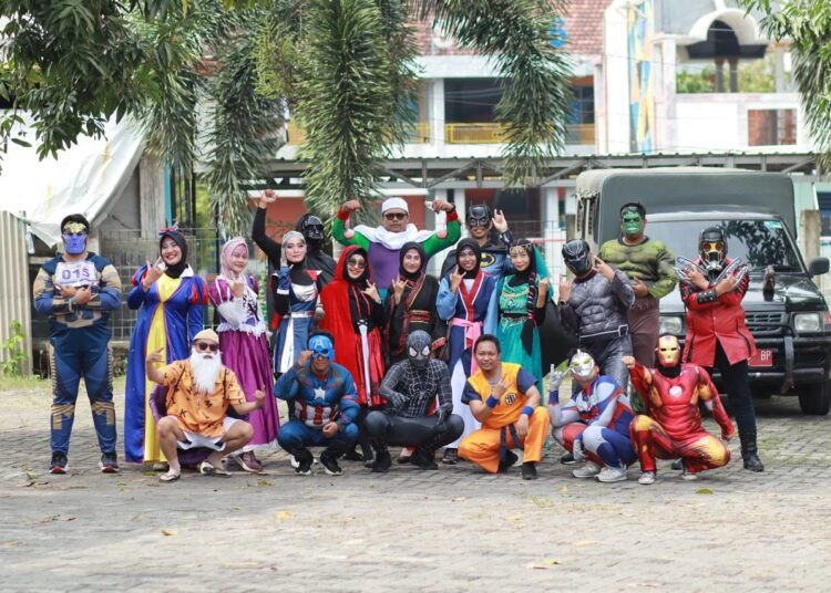 Di Balik Keseruan Gelaran Gerak Jalan Balongpanggang – Gresik: Pasukan DPMPTSP Menjelma Jadi Super Hero Sedot Perhatian Masyarakat