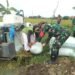 Babinsa Balongpanggang Penuh Semangat Bantu Optimalisasi Serapan Gabah Petani di Desa Ngasin