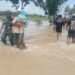 Babinsa Bantu Proses Evakuasi Warga Terdampak Banjir di Balongpanggang