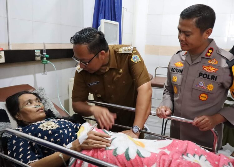 Kapolres Gresik Bersama Wabup Dokter Alif Jenguk Satri Perempuan 60 Tahun Korban Selamat Meski Terseret Arus Kali Lamong