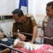 Kapolres Gresik Bersama Wabup Dokter Alif Jenguk Satri Perempuan 60 Tahun Korban Selamat Meski Terseret Arus Kali Lamong