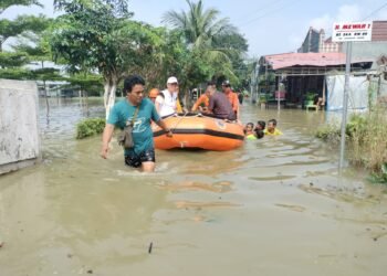 BPBD Gresik Bersama Masyarakat Gerak Cepat Atasi Banjir Luapan Kali Lamong dan Bengawan Solo