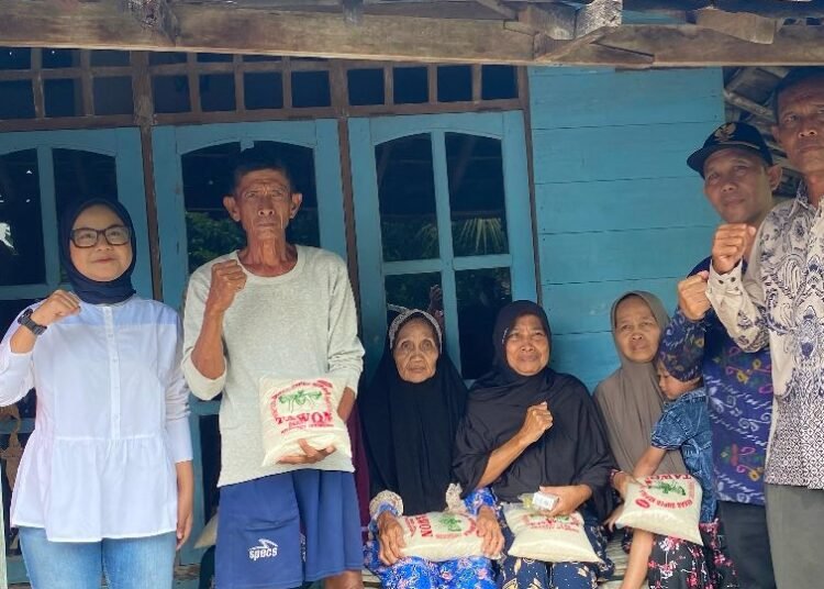 Tinjau Korban Banjir Kali Lamong, Anggota DPR RI Nila Yani Hardiyanti Beri Bantuan Beras dan Obat-Obatan