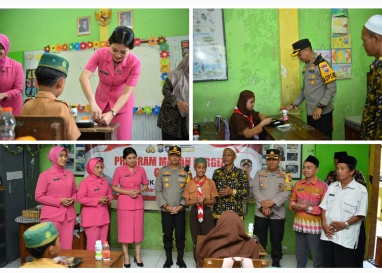 Penuh Kasih Sayang !! Kapolres Gresik Bersama Istri Tercinta Bagikan Makan Bergizi Gratis kepada Pelajar MI Ma’arif Al Hasani
