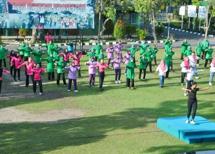 Pererat Sinergitas, Ibu-ibu Persit dan Bhayangkari Gelar Olahraga Bersama di Kodim 0817/Gresik