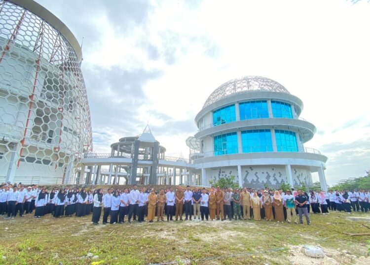 Hari Keempat Jabat Wabup Gresik, dr. Alif Bersama Ratusan Guru Tanam Pohon Jariyah di Halaman Masjid KH Robbach Ma’sum