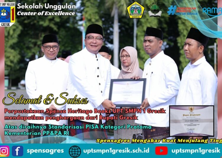Tepat di Hari Jadi Gresik, Bupati Berikan Penghargaan kepada UPT SMPN 1 Gresik Atas Keberhasilan Raih Standarisasi PISA dari KemenPPPA RI