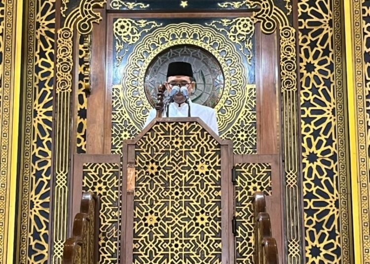 Di Hadapan 45 ribu Jamaah Sholat Idul Fitri Masjid Nasional Al Akbar Surabaya, Kakanwil Sampaikan Khutbah Usung Tema “Kembali Menuhankan Allah”