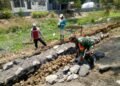 Puasa Ramadan, Babinsa Dukun Tetap Semangat Bersama Warga Laksanakan Karya Bakti Pembuatan Selokan