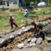 Puasa Ramadan, Babinsa Dukun Tetap Semangat Bersama Warga Laksanakan Karya Bakti Pembuatan Selokan