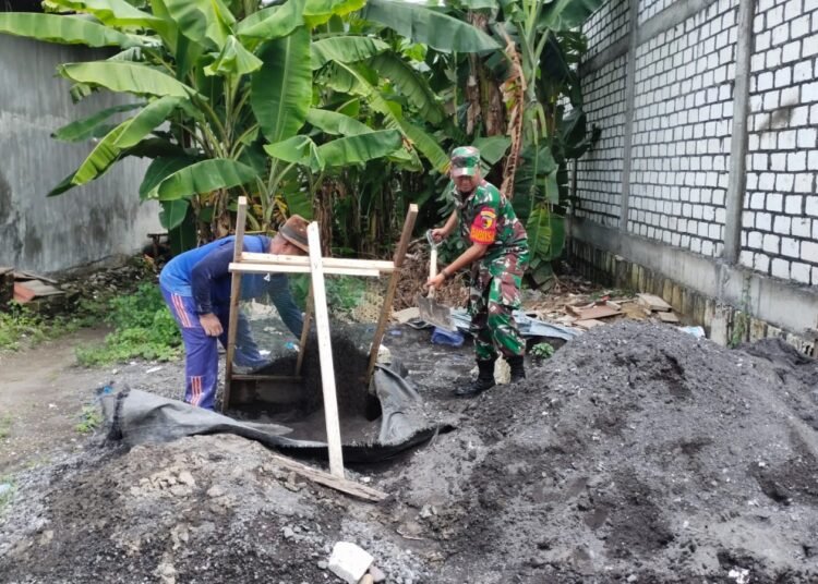 Meski Puasa, Semangat Babinsa Manyar Tetap Membara Bantu Warga Bangun Rumah di Desa Peganden