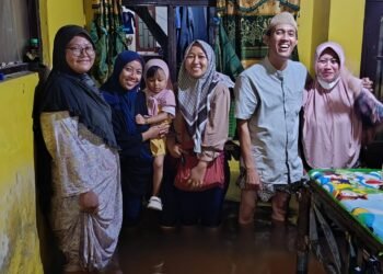 Banjir Bengawan Solo Masih Krasan di Bungah, Sang Kades Bersama Istri Tercinta Keliling Sambangi Rumah Warga