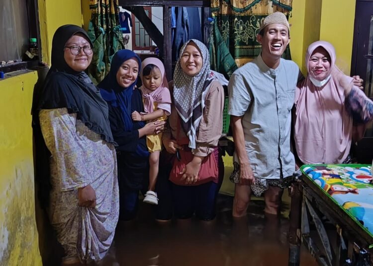 Banjir Bengawan Solo Masih Krasan di Bungah, Sang Kades Bersama Istri Tercinta Keliling Sambangi Rumah Warga