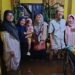 Banjir Bengawan Solo Masih Krasan di Bungah, Sang Kades Bersama Istri Tercinta Keliling Sambangi Rumah Warga