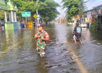 Meski Puasa, Pak Babinsa Tetap Siaga Banjir di Wilayah Cerme