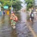 Meski Puasa, Pak Babinsa Tetap Siaga Banjir di Wilayah Cerme