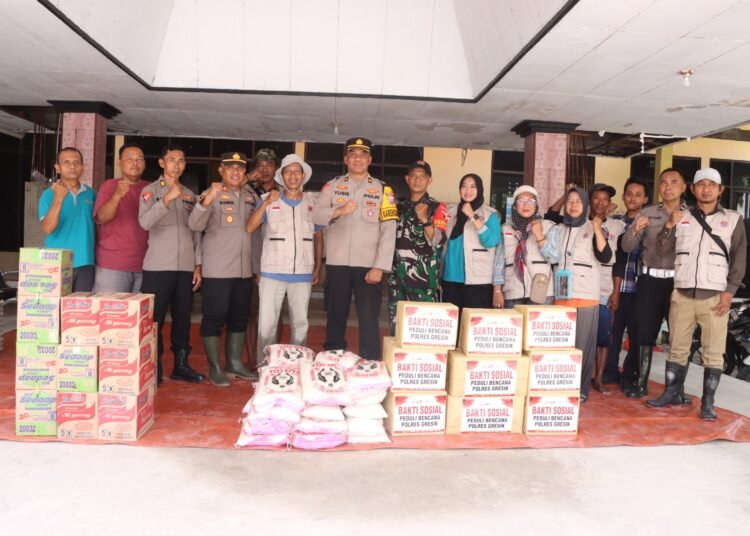 Polres Gresik Peduli dan Berbagi Salurkan Bantuan Kebutuhan Pokok untuk Korban Banjir di Desa Boboh Menganti