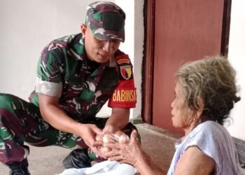 Babinsa Duduksampeyan Berikan Bantuan Sembako kepada Janda Dhuafa di Ramadan nan Suci Mulia
