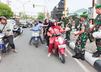 Kodim 0817/Gresik Istiqomah Berbagi Takjil untuk Masyarakat di Bulan Suci Ramadan Bergelimang Berkah
