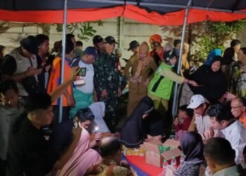 Wagub Jatim Emil Dardak Kunjungi Tenda Pengungsian Warga Terdampak Banjir Luapan Kali Lamong