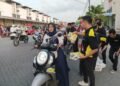 Ada Apa di PPS Gresik? Ternyata Bagi-bagi Takjil Resik Rek Laundry & Home Cleaning